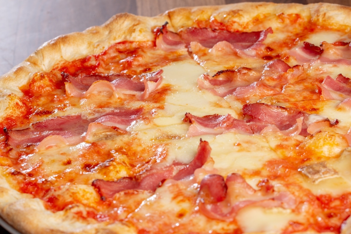Pizza Bacon II — Bacon, mussarela, parmesão e cebola