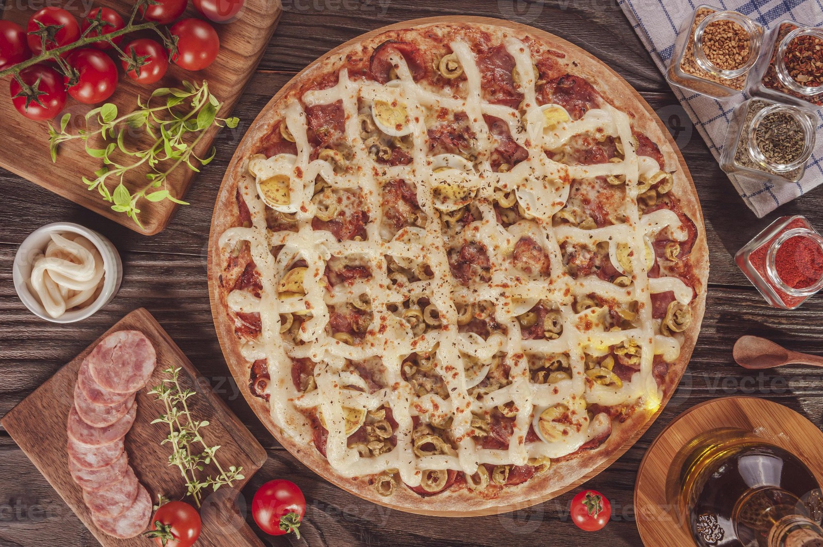 Pizza Baiana II — Calabresa moída, ovos, cebola e mussarela