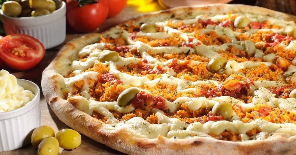 Pizza Batata Palha — Peito de frango desfiado, mussarela, bacon e batata palha