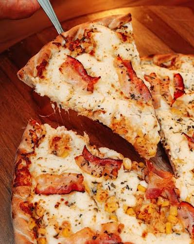 Pizza Bom Gosto — Frango desfiado, requeijão cremoso, mussarela e bacon