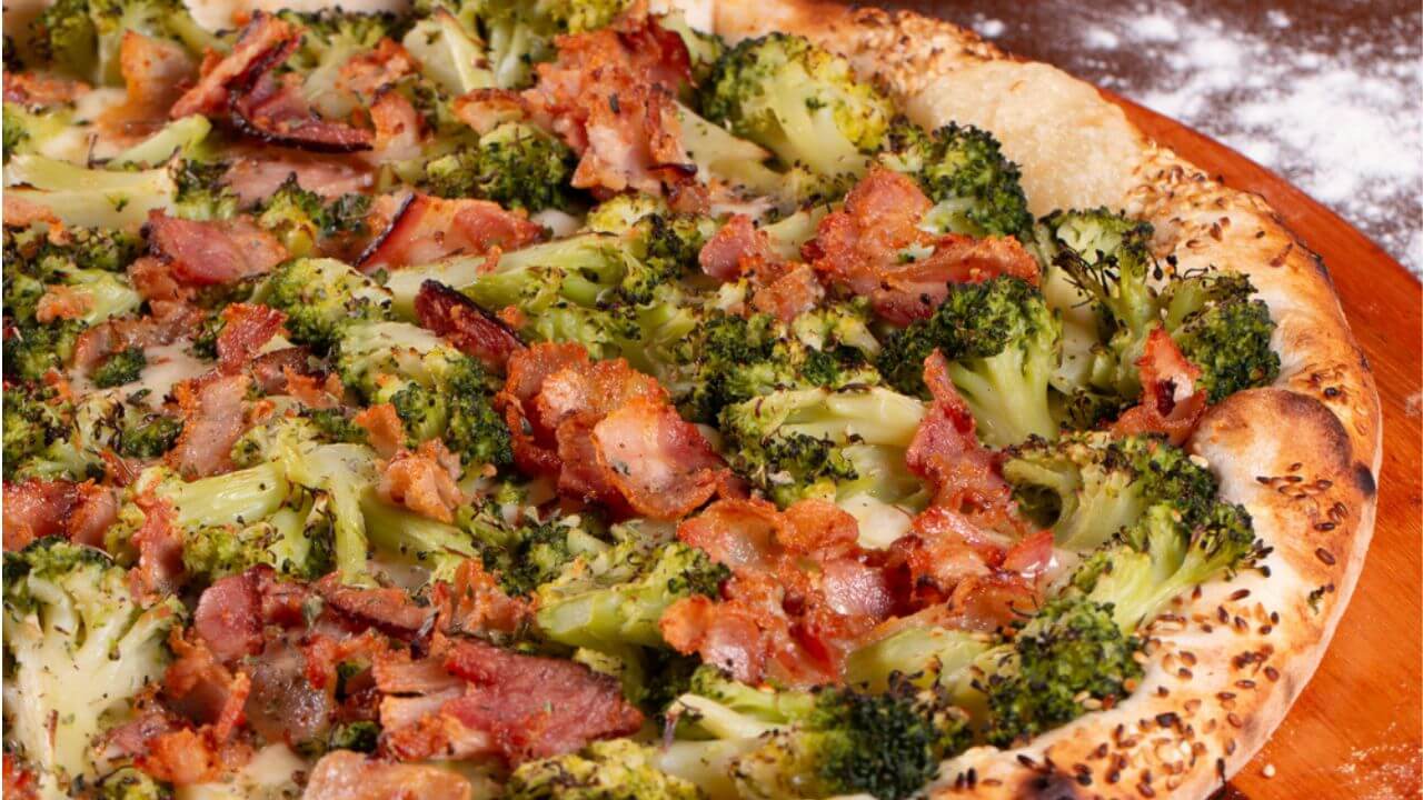 Pizza Brócolis — Brócolis, alho, bacon e mussarela