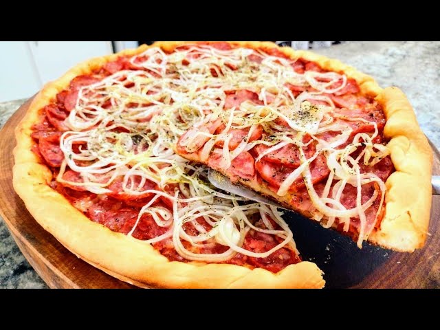 Pizza Calabresa — Calabresa fatiada e cebola