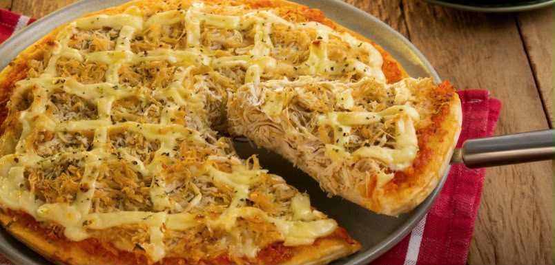 Pizza Frango à Moda — Frango, ervilha, bacon, ovos, cebola e mussarela