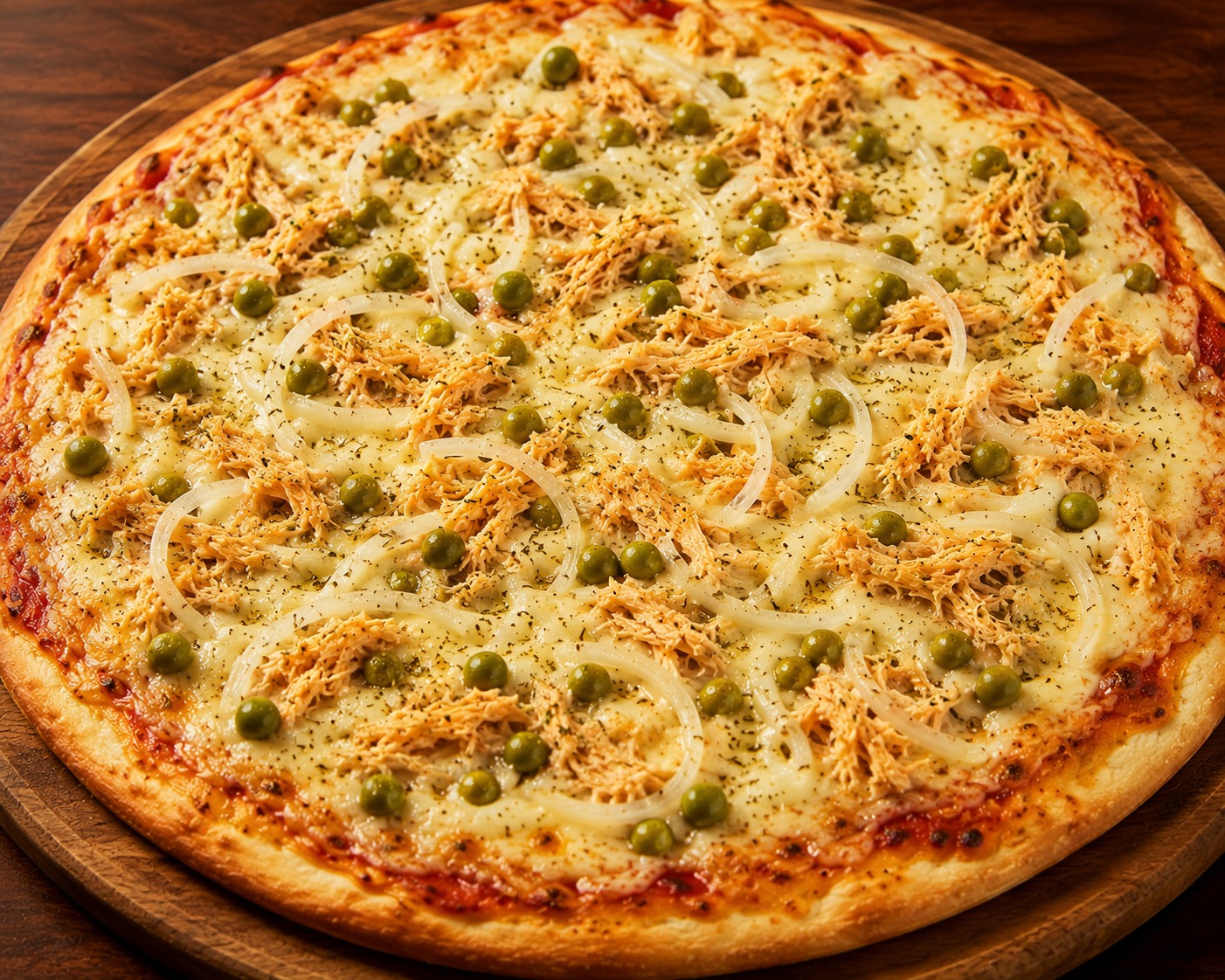 Pizza Frango Caipira — Peito de frango desfiado, ervilha ou milho, cebola e mussarela