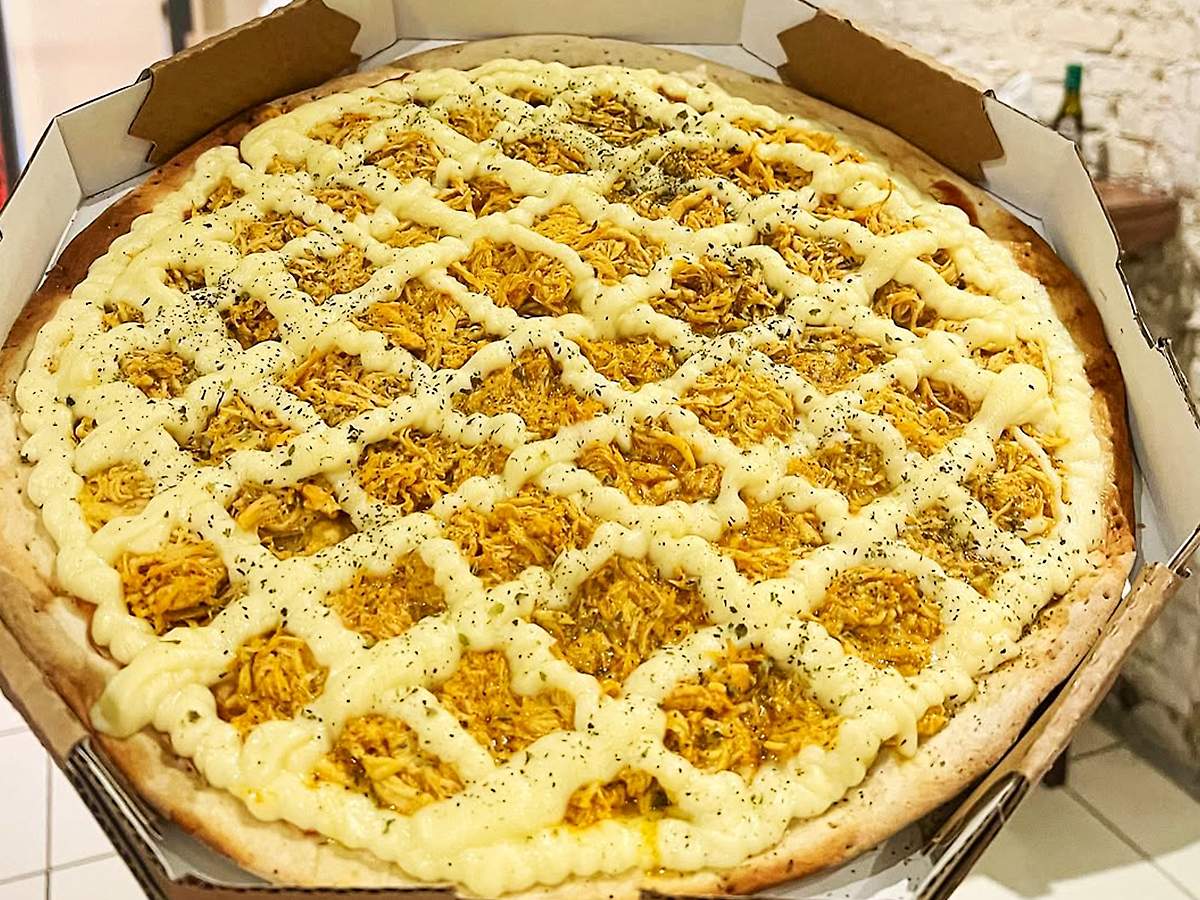 Pizza Frango com Requeijão — Peito de frango desfiado e requeijão cremoso