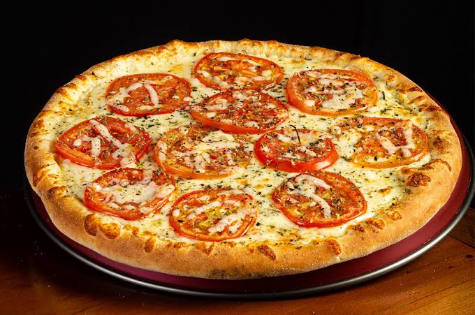 Pizza Marguerita — Mussarela, parmesão, tomate e manjericão