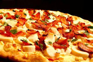 Pizza Mexica — Mussarela, alho frito, ervilha, bacon, cebola e pimenta calabresa