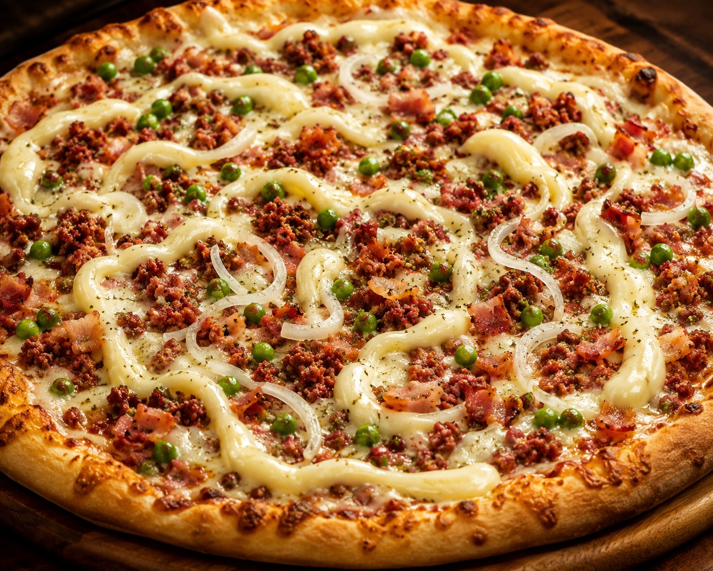 Pizza Mineira — Calabresa moída, ervilha, catupiry, cebola, bacon e mussarela