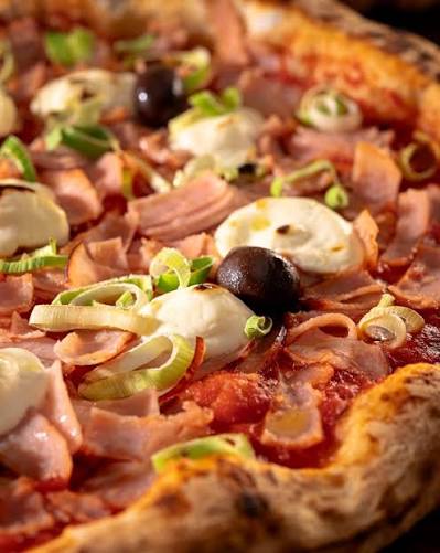 Pizza Peito de Peru — Peito de peru, champignon, requeijão cremoso e mussarela