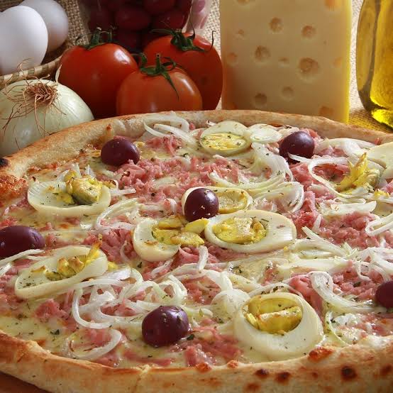 Pizza Portuguesa I — Presunto, ervilha, ovos cozidos, cebola e mussarela