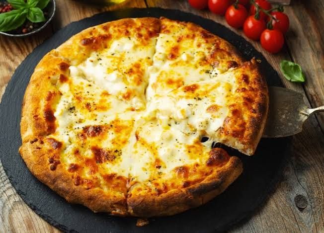 Pizza Quatro Queijos — Mussarela, parmesão, provolone e requeijão cremoso