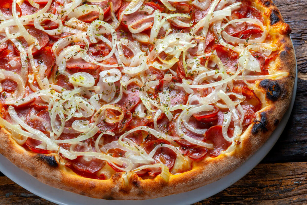 Pizza Salame — Salame tipo italiano, mussarela e cebola