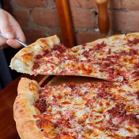 Pizza Toscana — Calabresa moída, cebola e mussarela